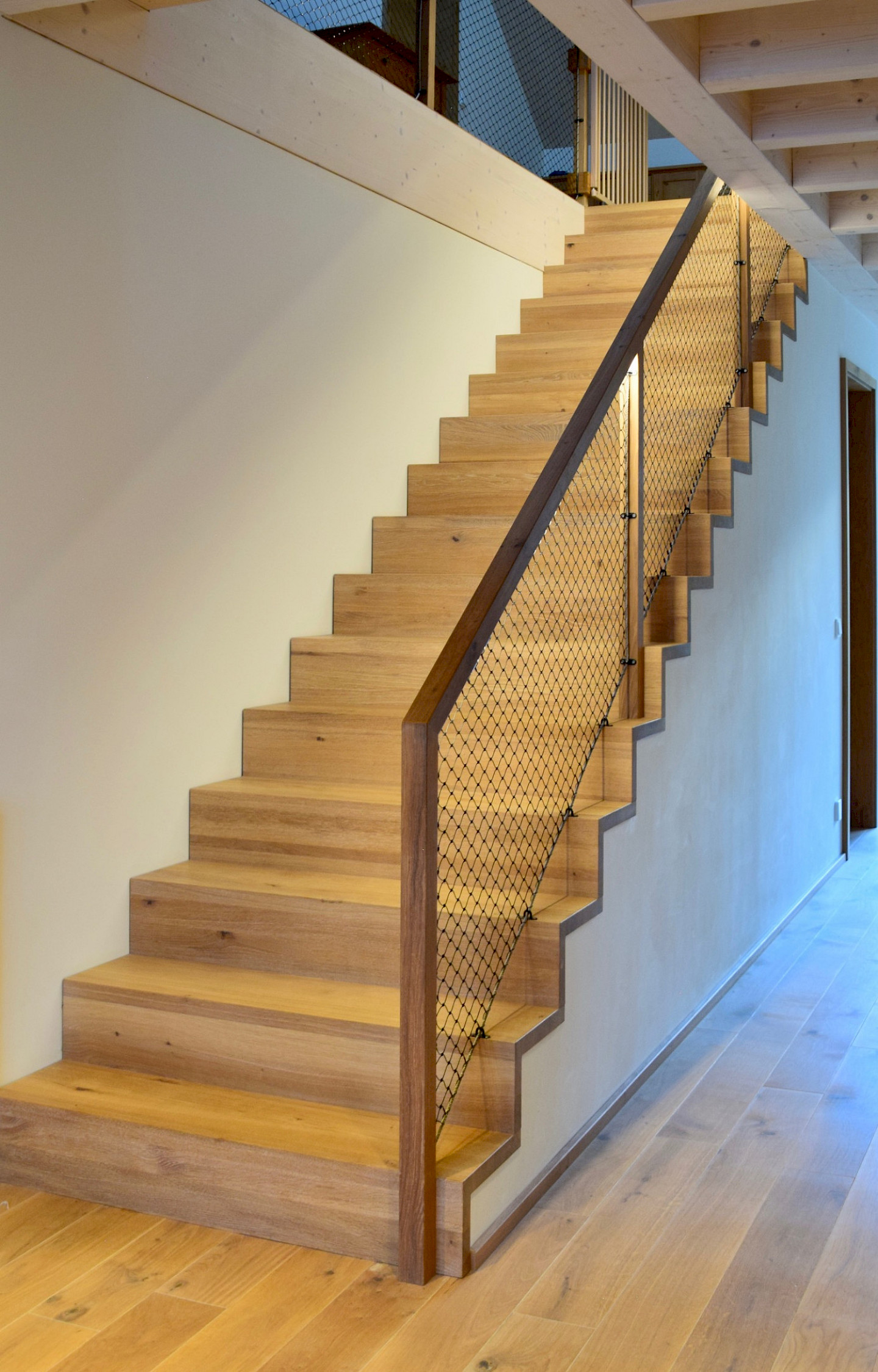 Modernes Wohnhaus mit natürlichen Materialien