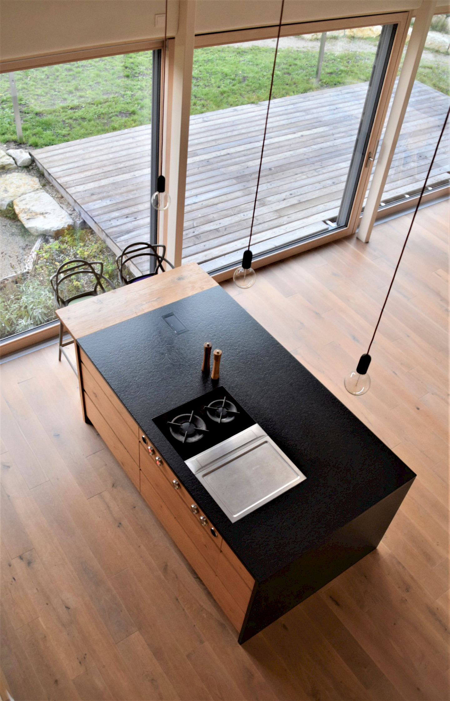 Modernes Wohnhaus mit natürlichen Materialien